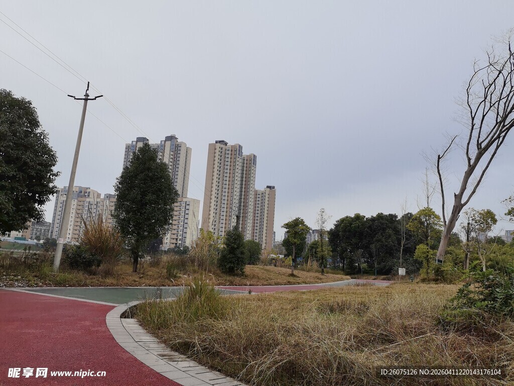 城市中的红色步道与高楼