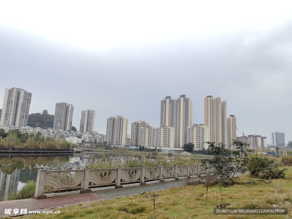 城市河畔高楼景观