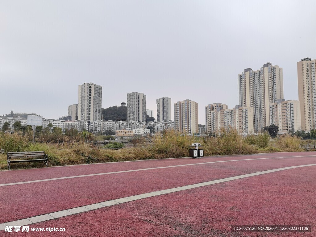 城市中红色跑道与高楼景观