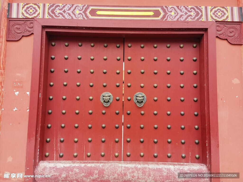 中式传统红漆双门