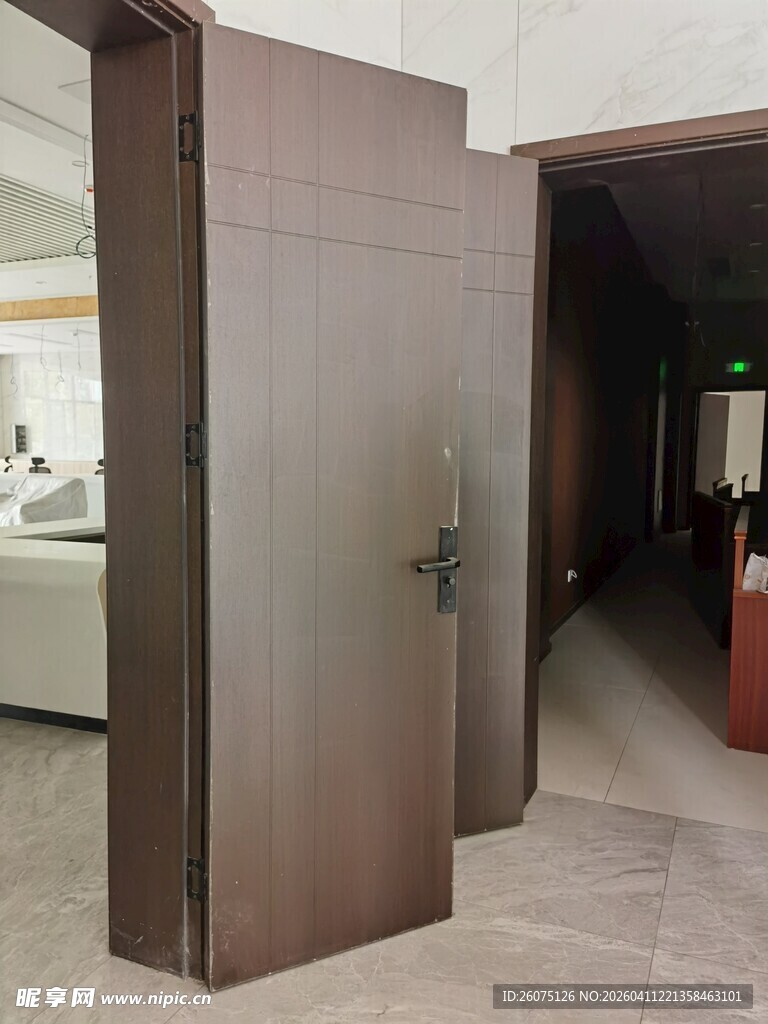 现代风格棕色金属质感门