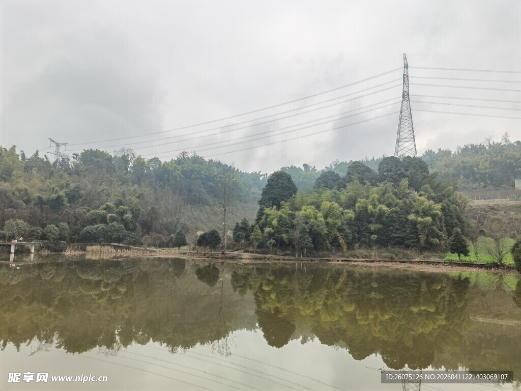 山间静谧水域与绿植景观