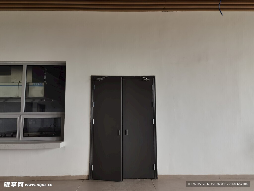 空旷室内的门与窗户