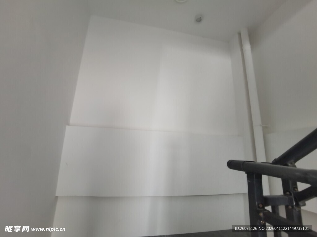 简约室内楼梯的静谧角落