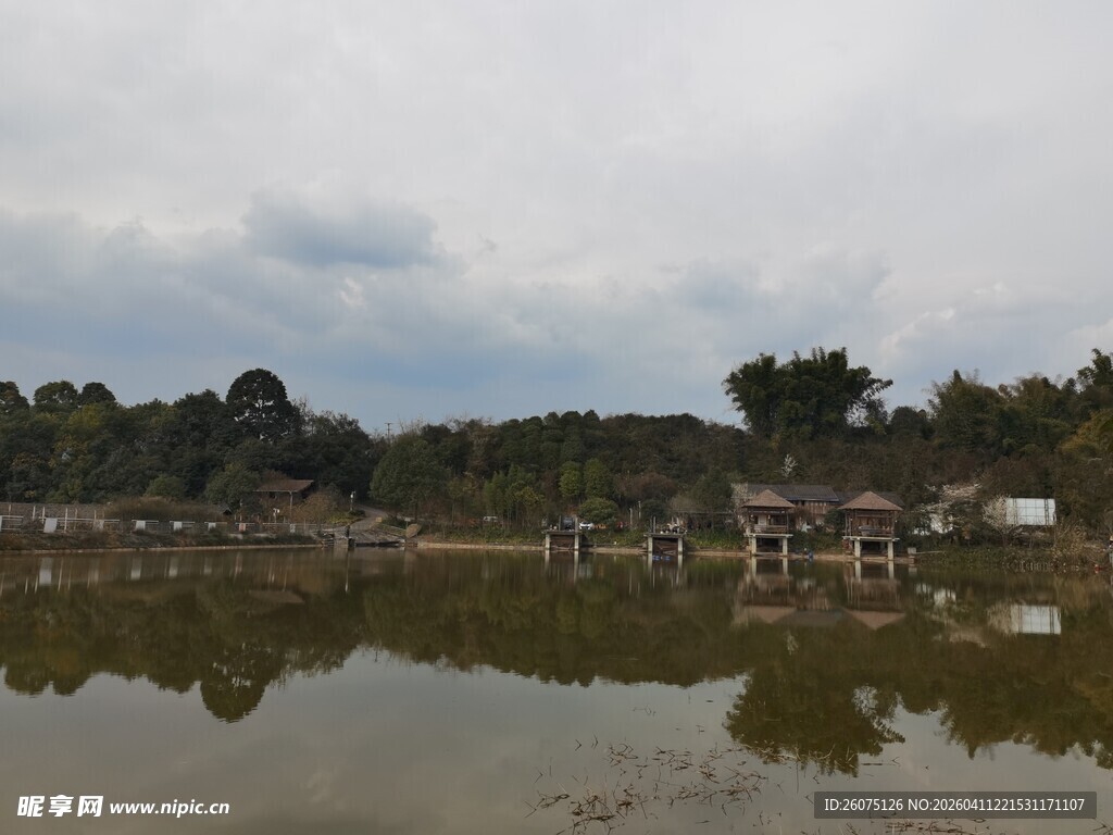 宁静湖畔风景