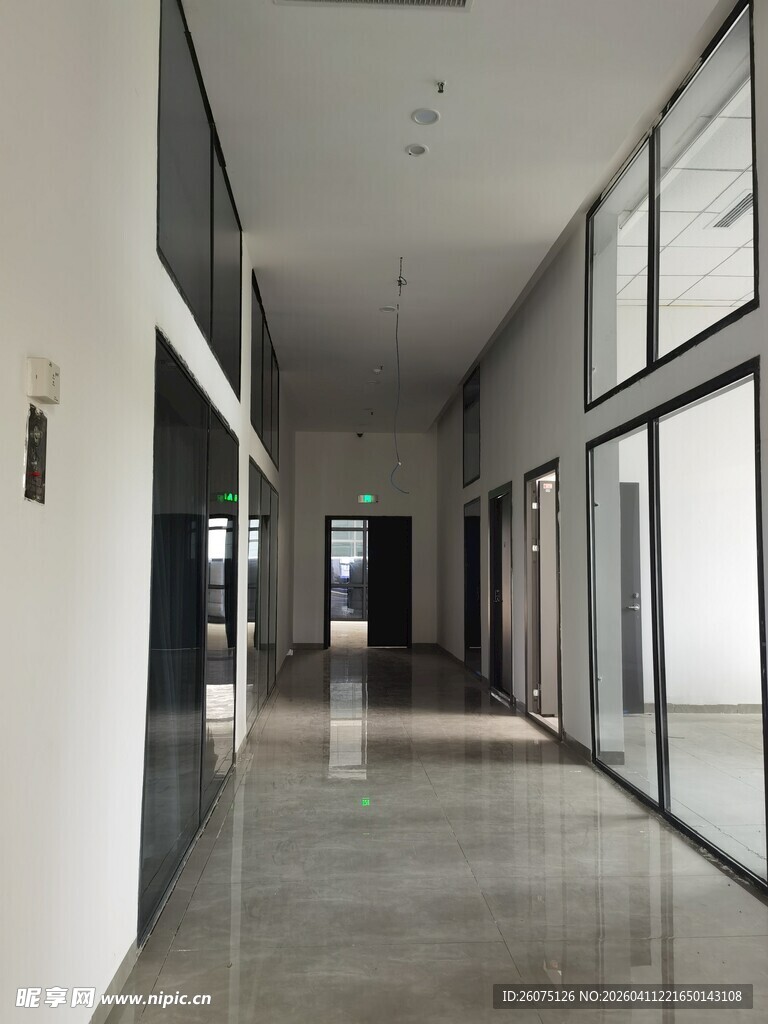 现代宽敞明亮的室内走廊