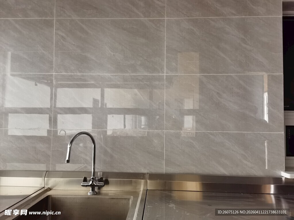 现代厨房瓷砖与水槽设计