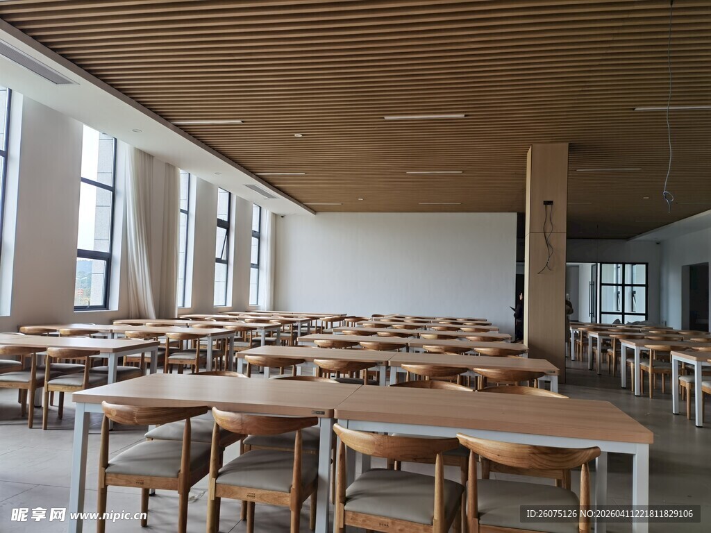 宽敞明亮的室内教室场景