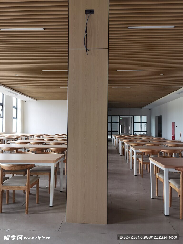 简约风格的宽敞室内用餐区