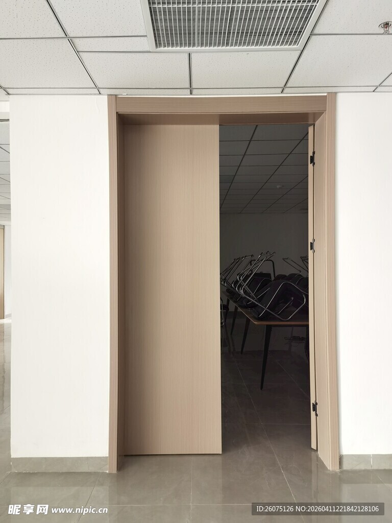 简约室内敞开的房门