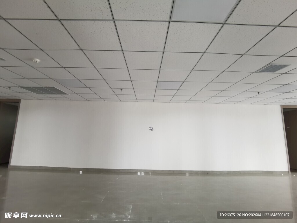 空旷室内空间简洁天花板
