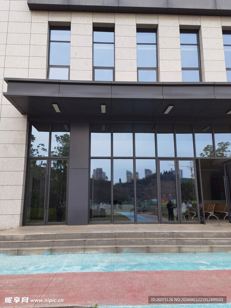 现代风格玻璃幕墙办公楼