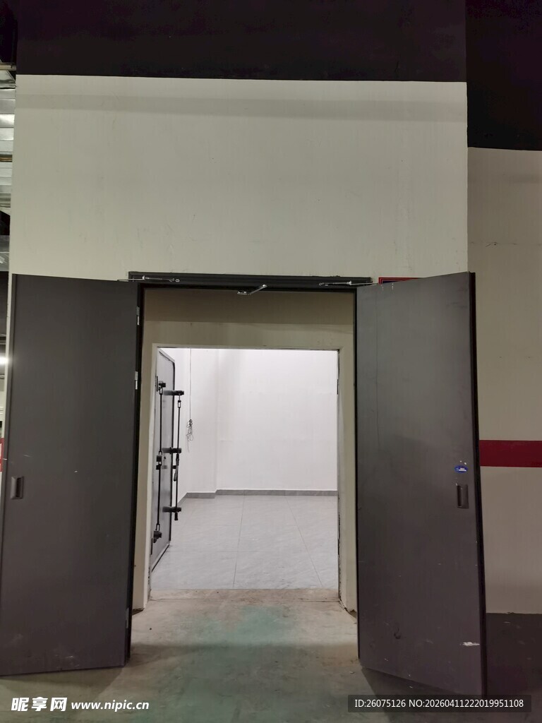 敞开的仓库大门