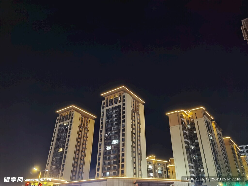 夜幕下的璀璨高楼