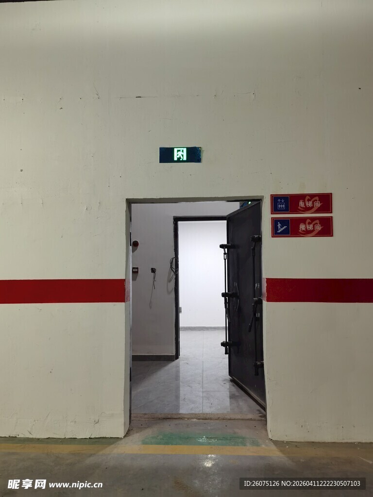 敞开的室内门与走廊场景