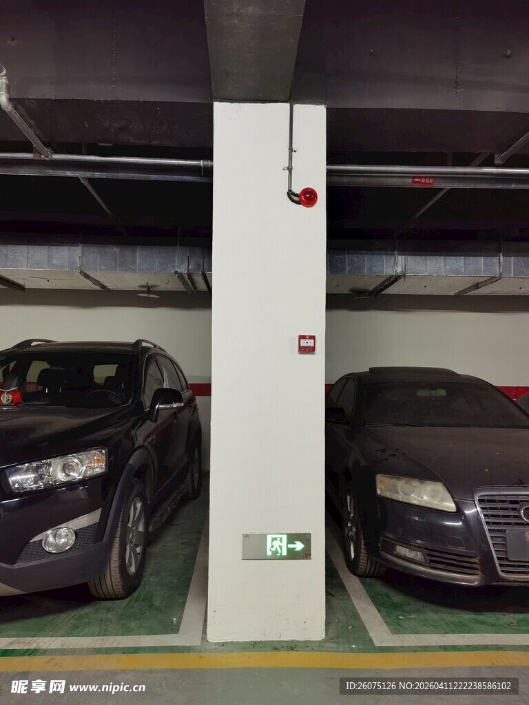 地下车库中的电动汽车充电桩