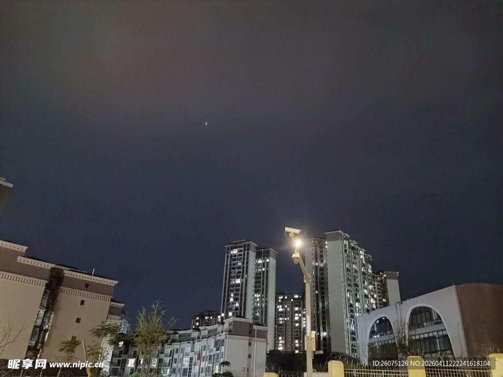 城市夜空下的高楼景象