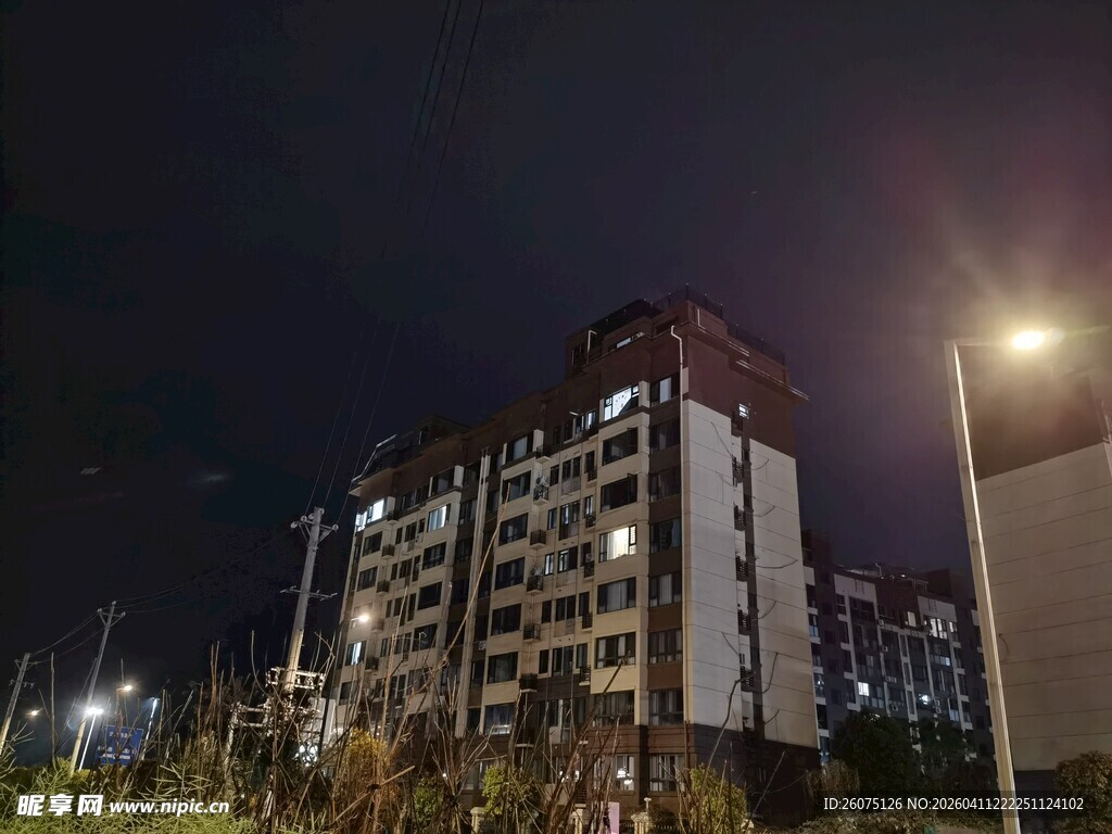 夜晚中的高层居民楼