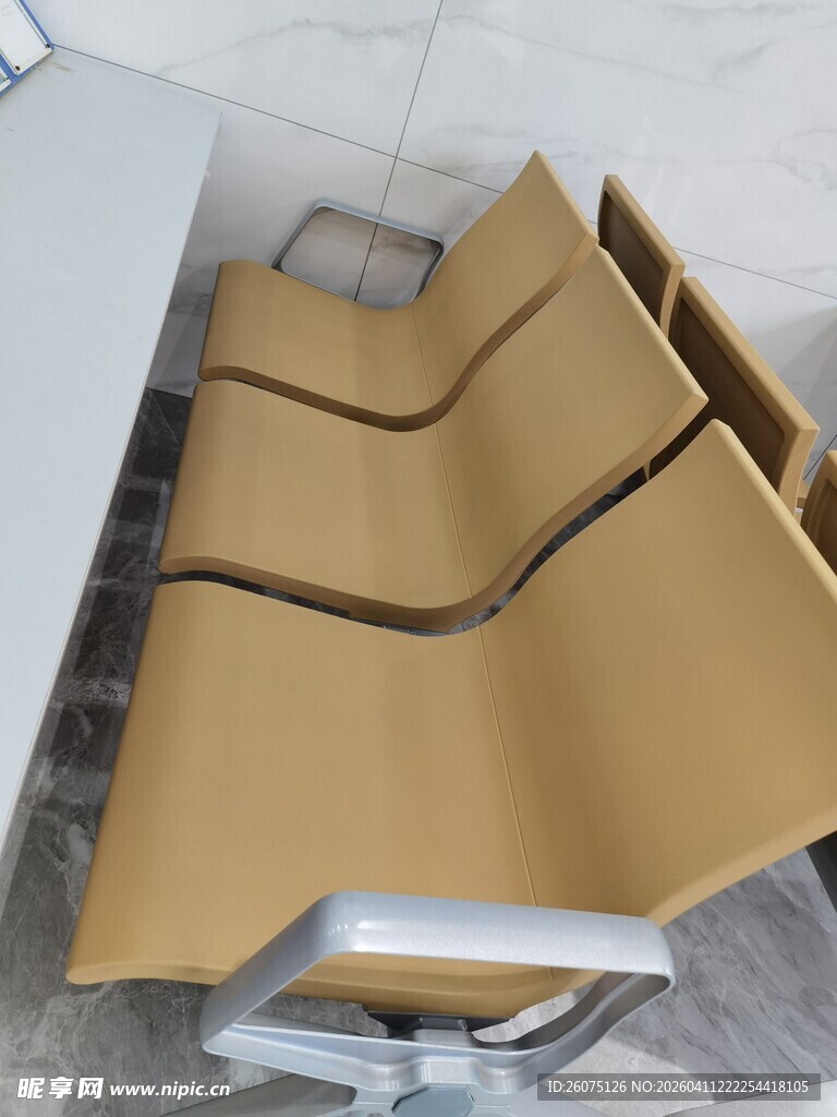 室内一排整齐的椅子