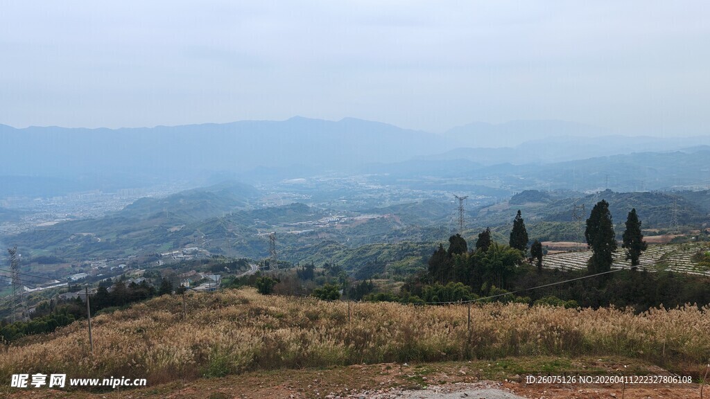 山巅远眺美景