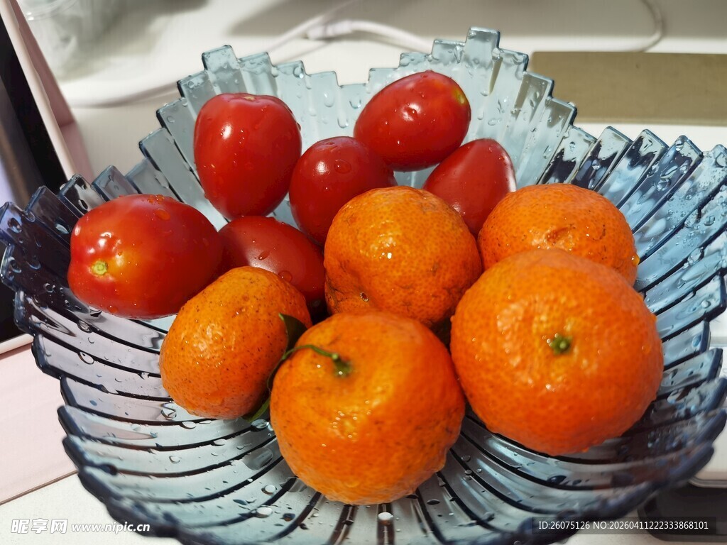 玻璃盘中的多彩水果