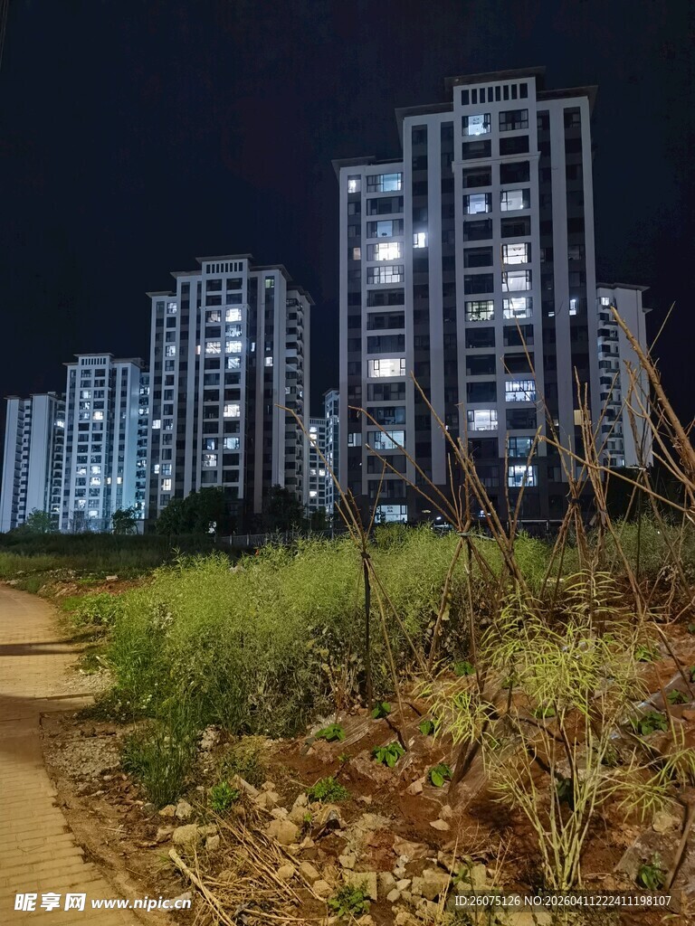 夜晚城郊新旧景象对比