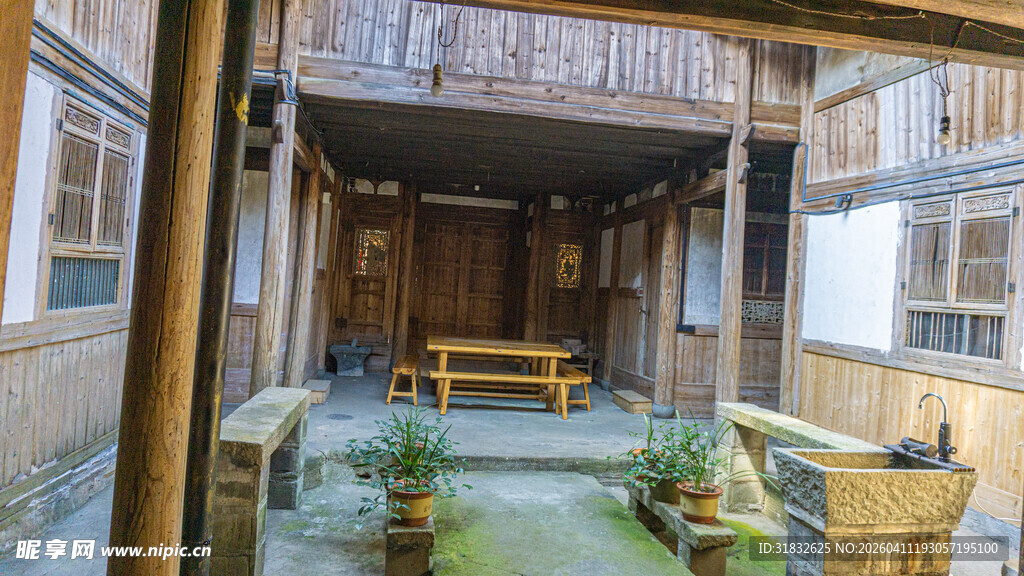 古雅庭院内的静谧景致