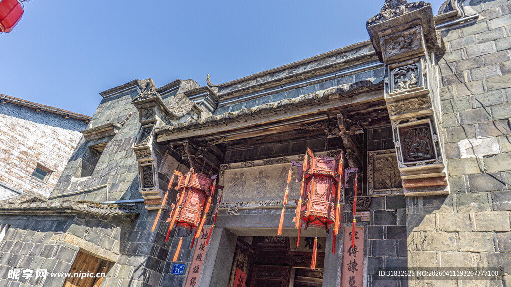 古旧门楼挂红灯笼