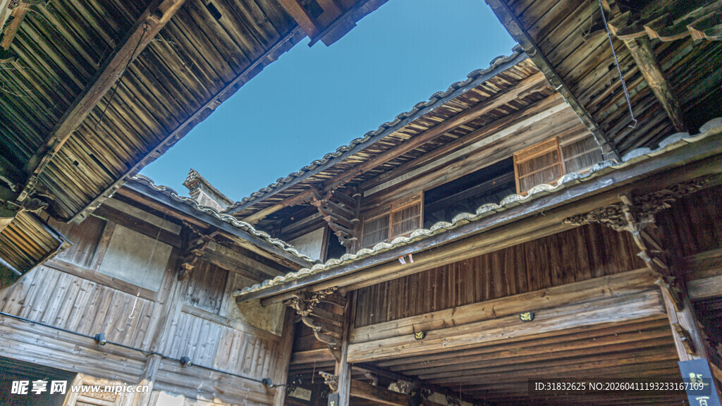 传统木质古建筑内部景观