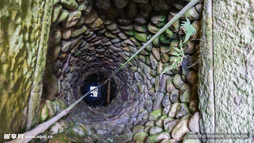 深邃地下洞穴井口景象