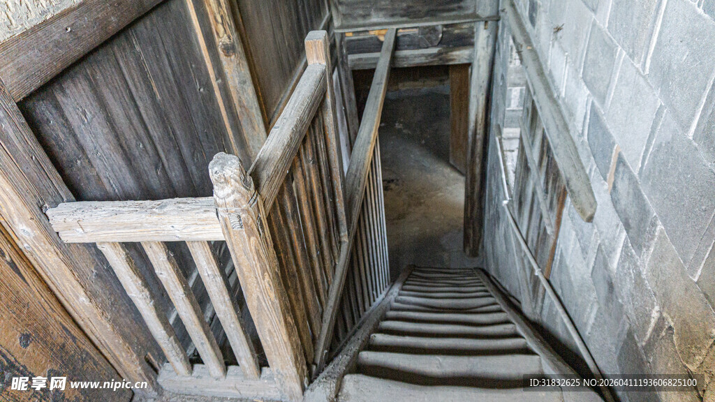 古老木质旋转楼梯