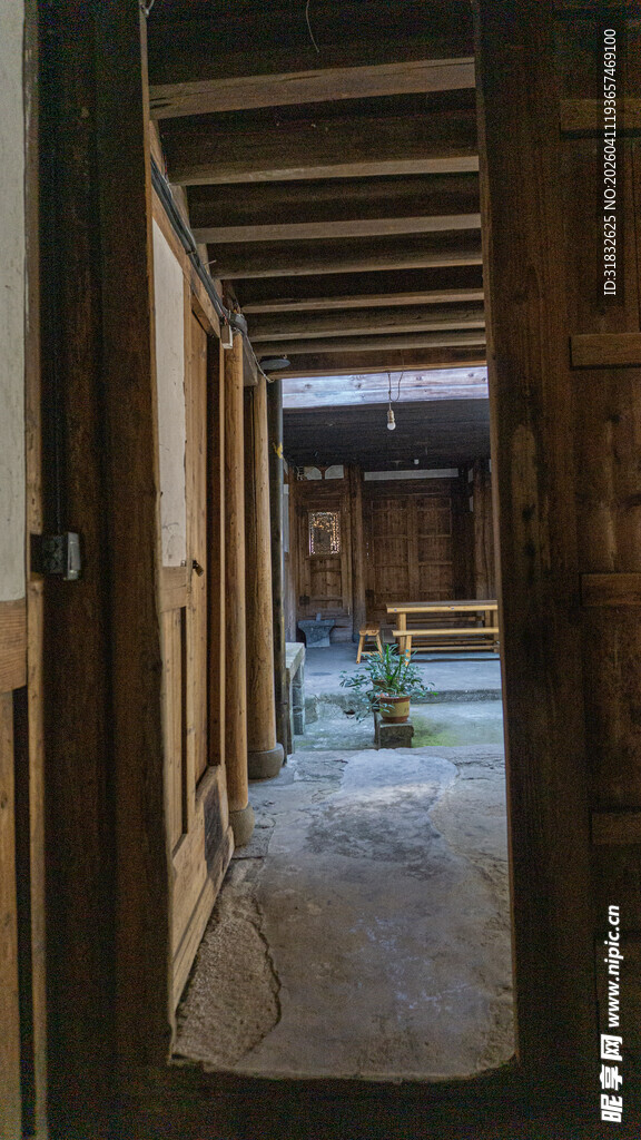 木质走廊通往开阔庭院