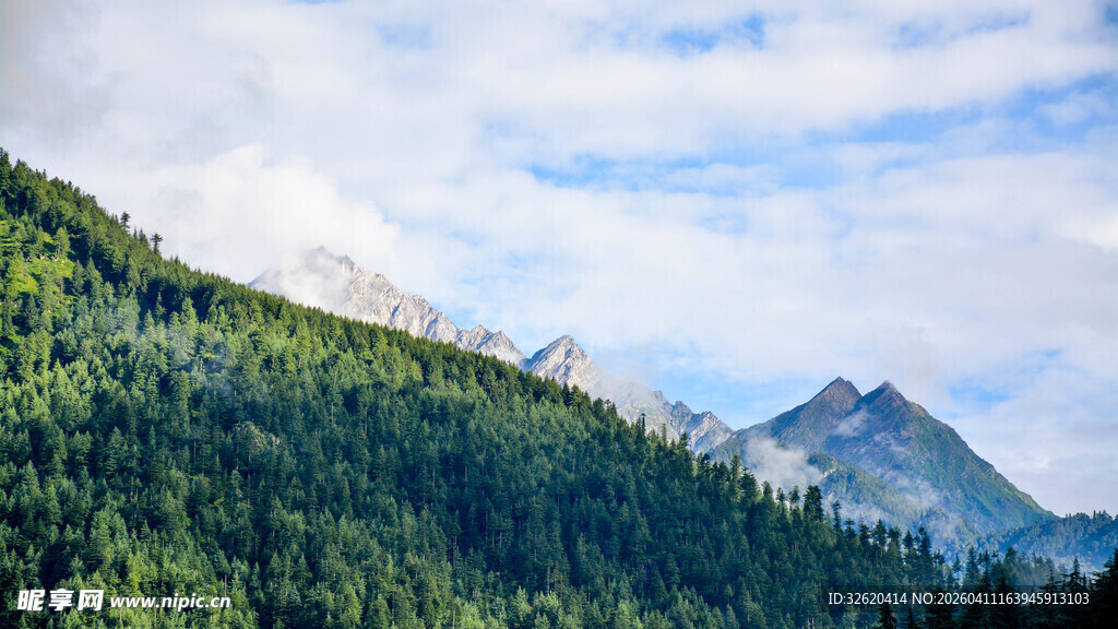 青山翠谷间的秀丽山峰