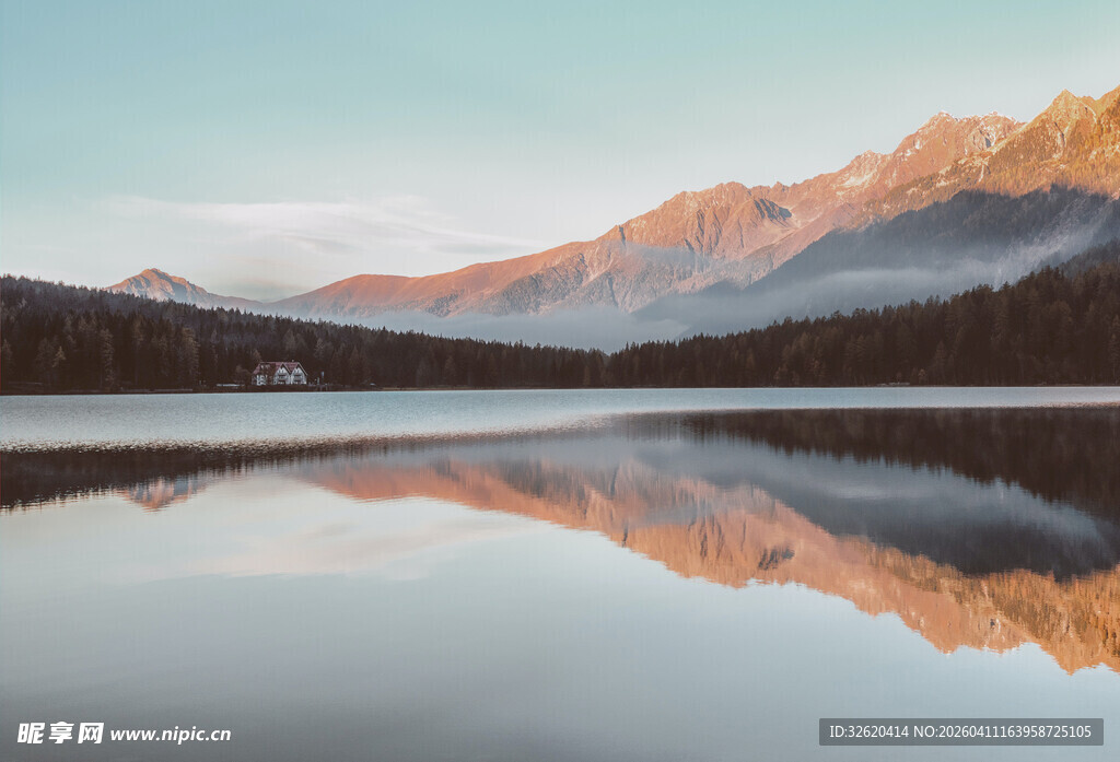 湖畔山峦倒影绝美风光