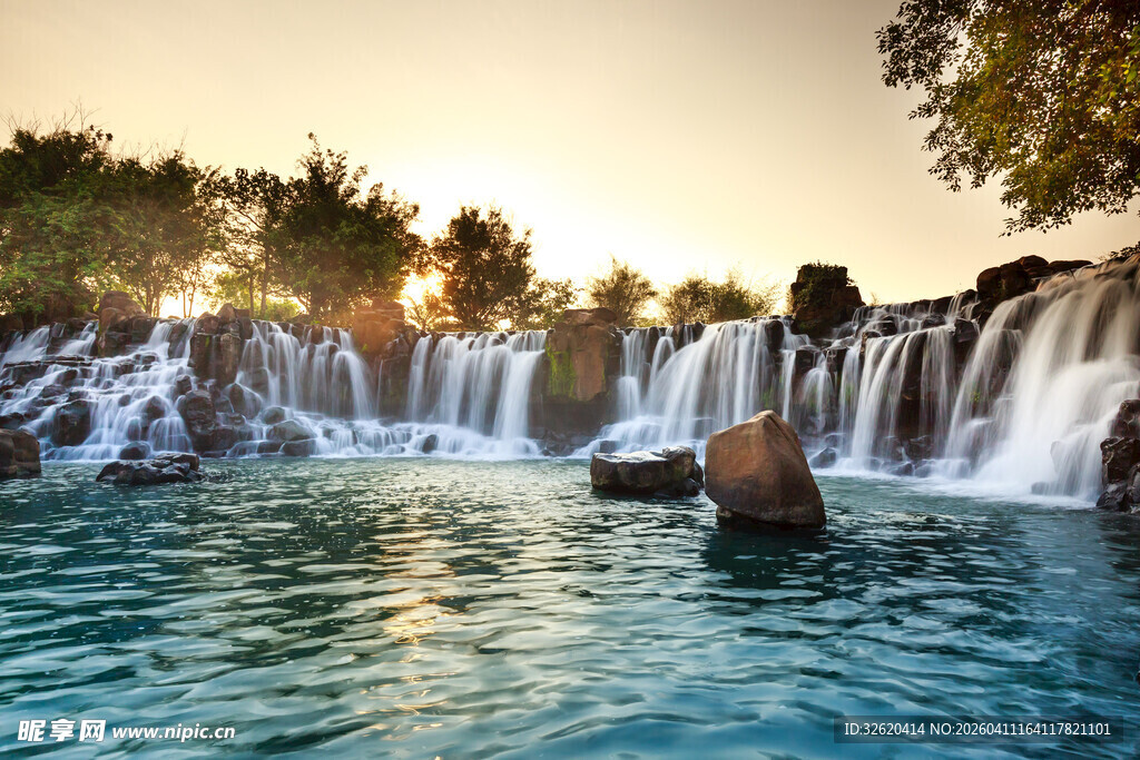 夕阳下的壮美瀑布景观