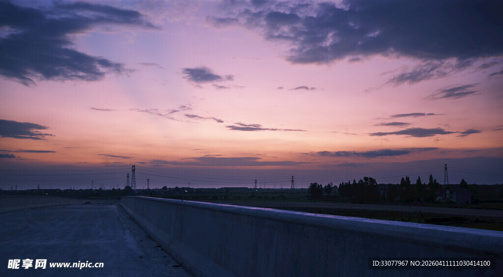 黄昏时分的公路与天空景色