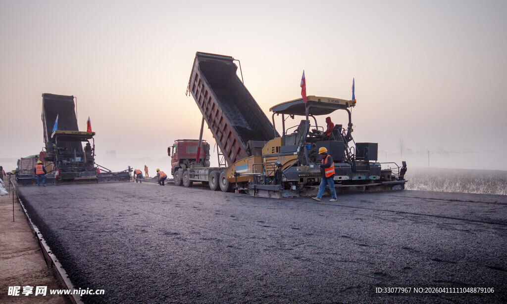 道路沥青摊铺施工场景