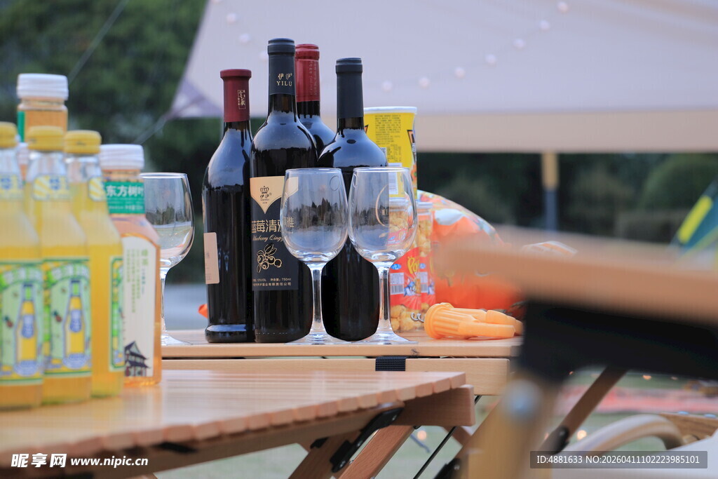 户外桌上的酒水与餐具