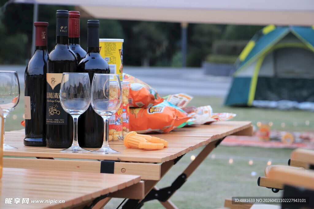 户外野餐的美酒与美食