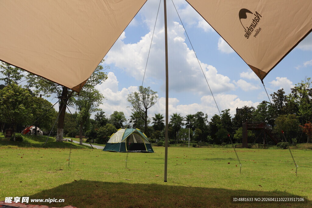 户外草地露营场景