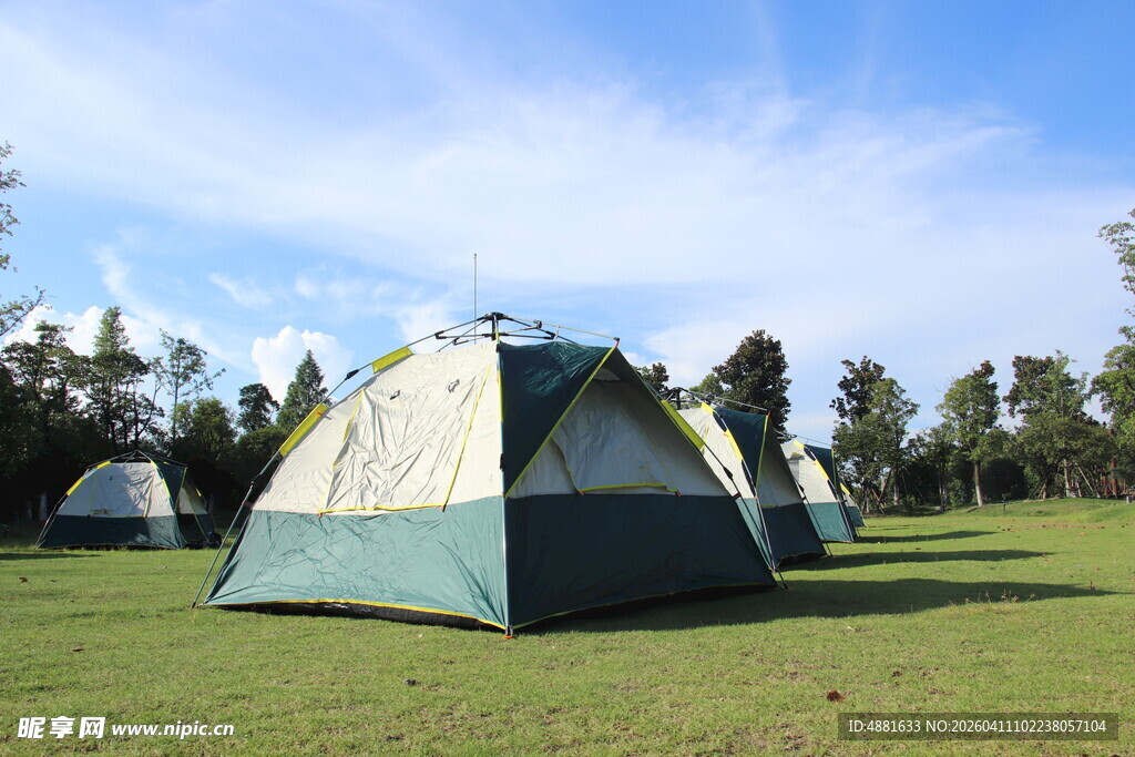 户外草地帐篷露营场景