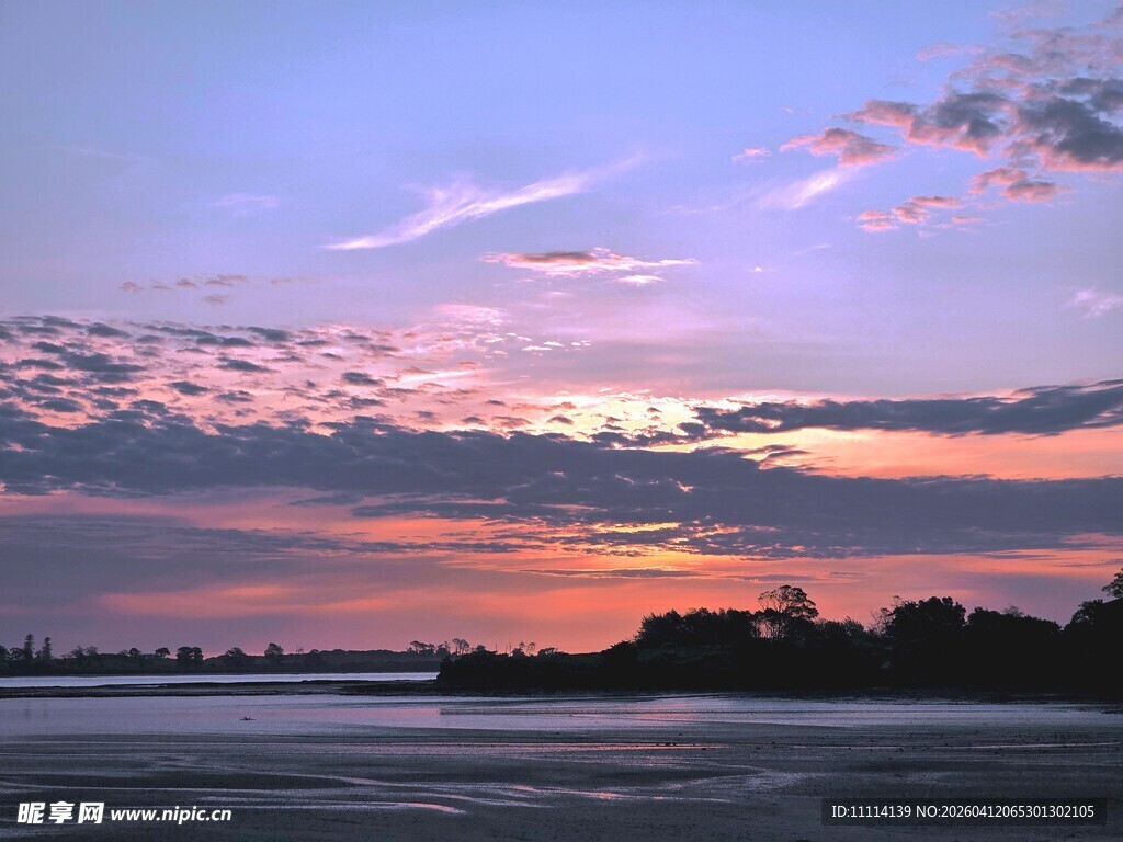 美丽海滨的绚烂日落景色