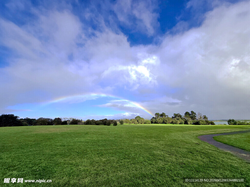 彩虹与蓝天白云