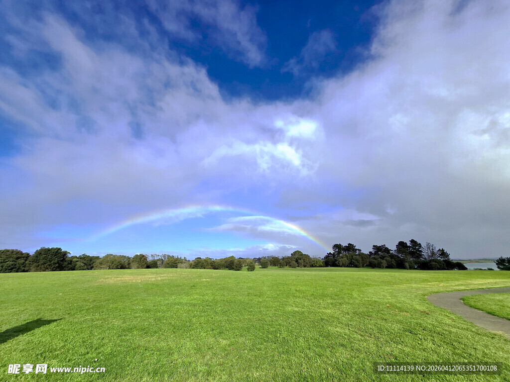 草堤上的美丽天空与彩虹
