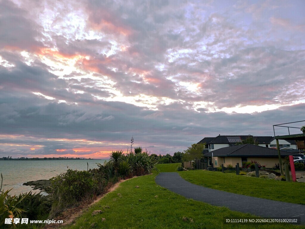 海滨小镇黄昏美景