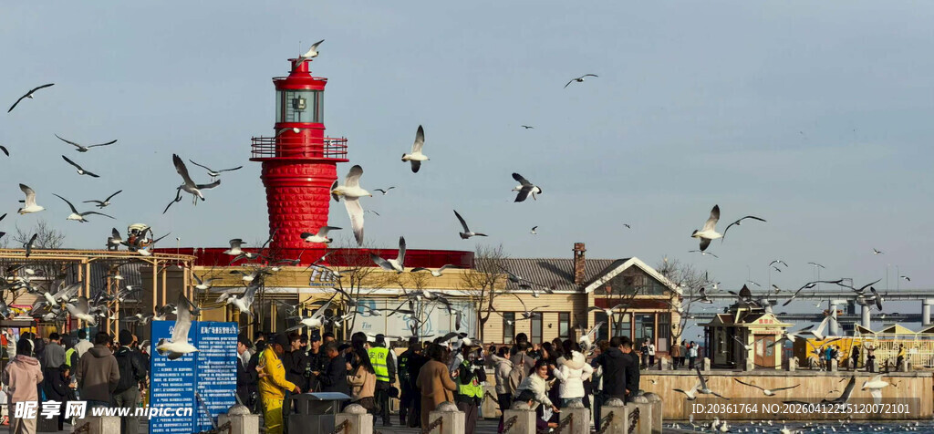 海边灯塔下的热闹场景