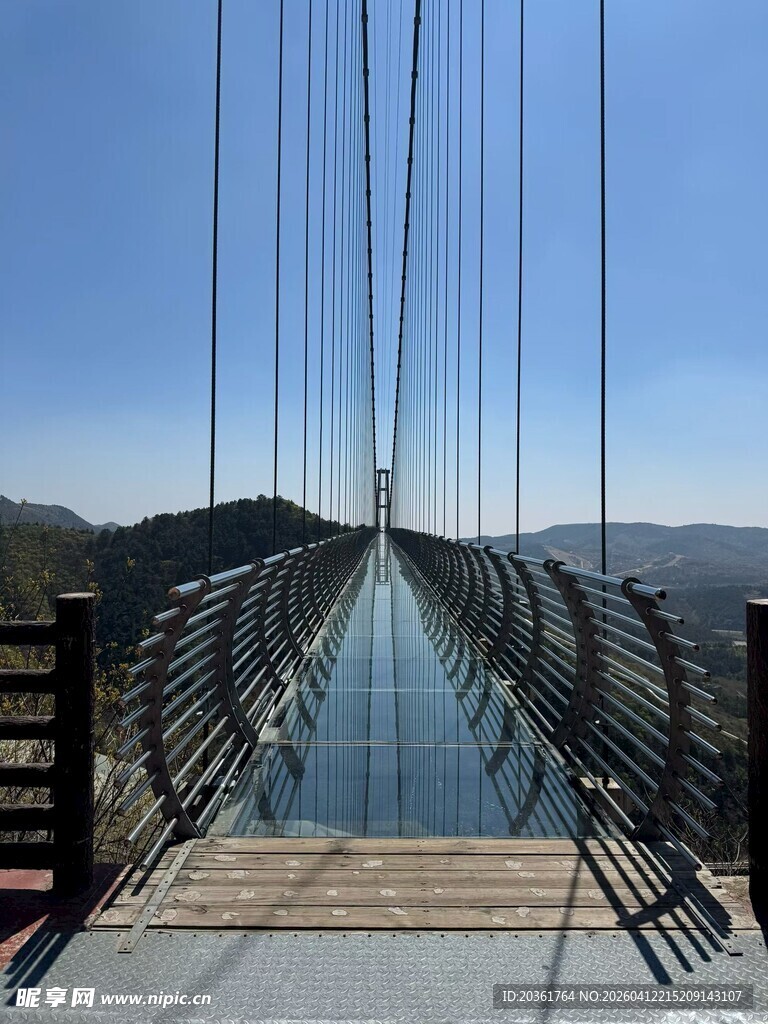 壮观悬索桥俯瞰景象