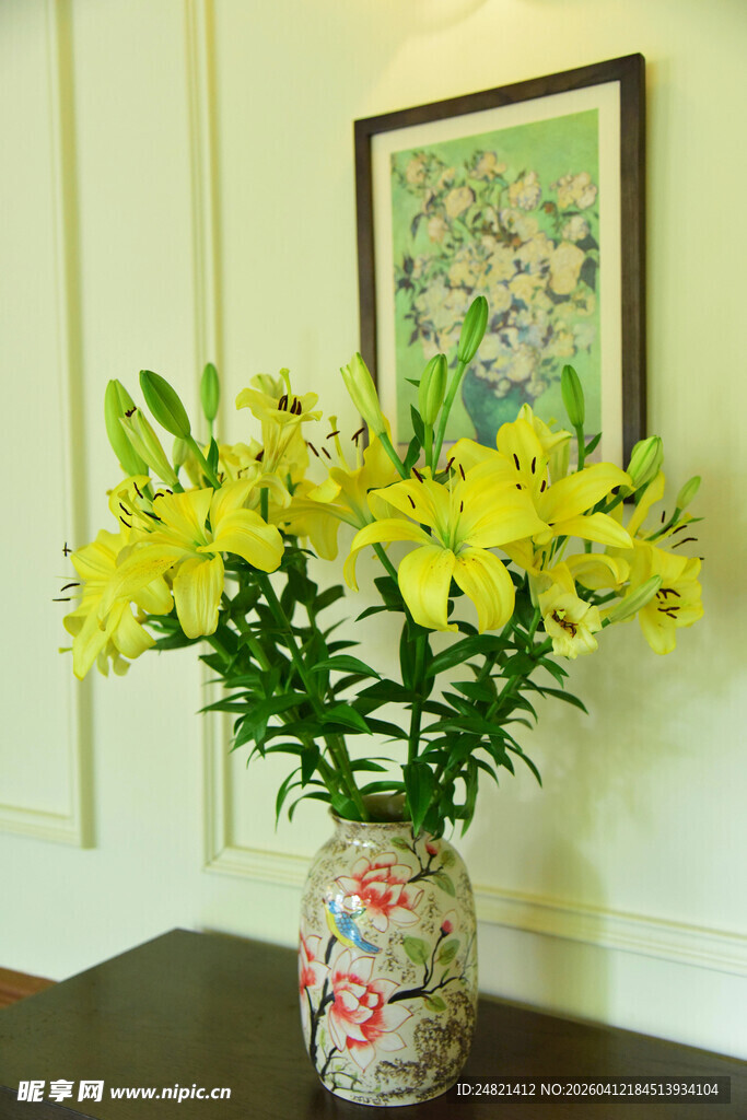 花瓶中绽放的黄色百合花