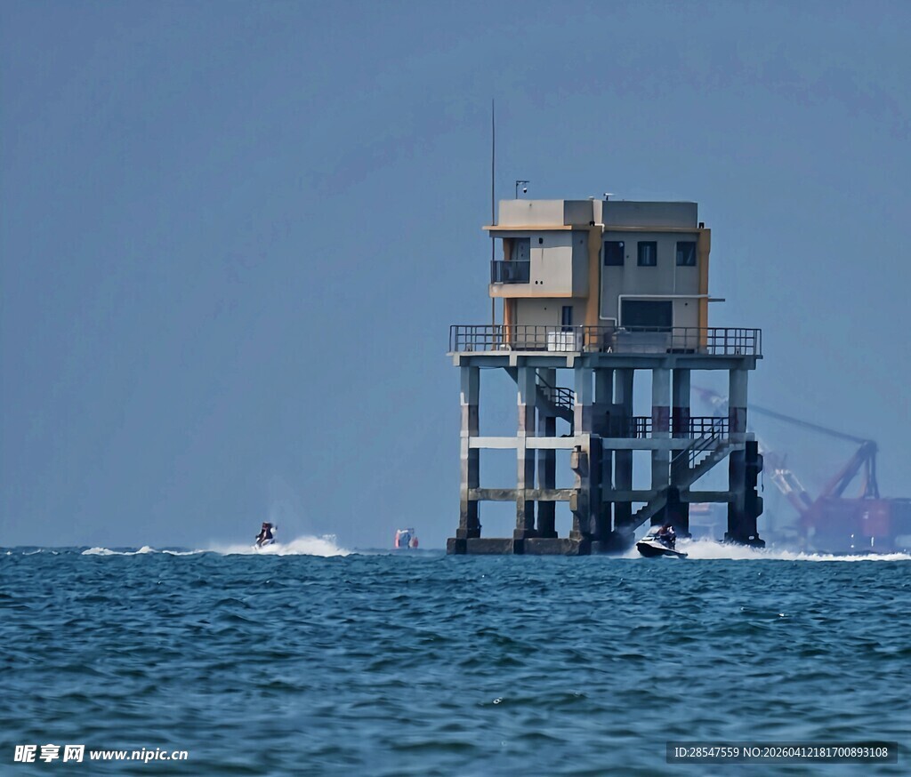 海上瞭望塔船只航行景