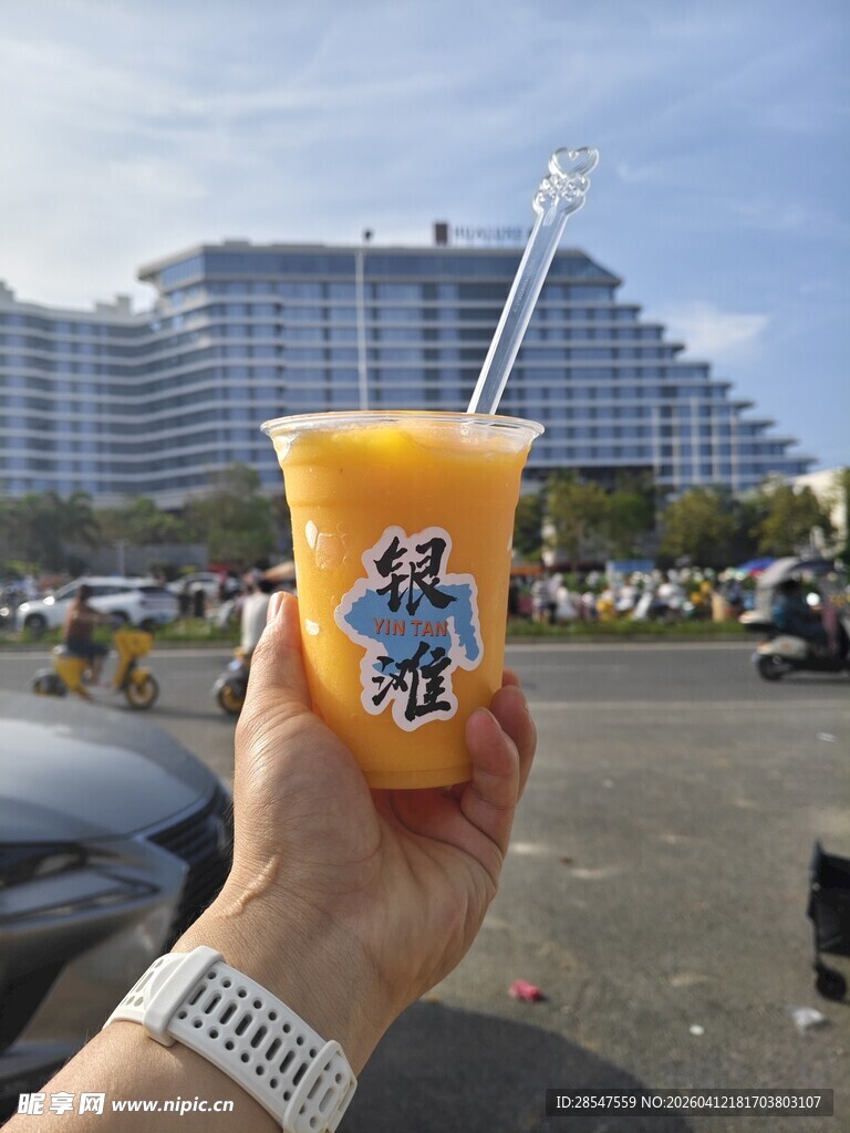 手持橙饮背景酒店停车场